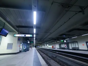 Three-day National Strike begins in Belgium BRUSSELS (Belgium), 24/11/2025.- A view of empty Schuman Railway Station on the first day of National Strike in Brussels, Belgium, 24 November 2025. Belgium is seeing three days of national strikes over proposed budget cuts and pension reforms. The strikes began on Monday with public transportation, continued on Tuesday with public services, and will conclude on Wednesday with a general strike involving the public and private sectors. These strikes will be the largest in Belgium since 1960. (...
