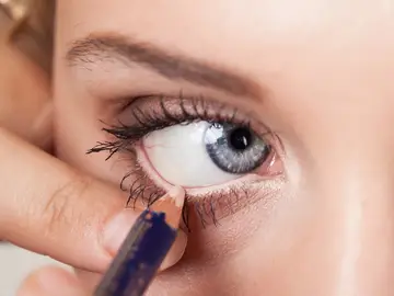 Evita el delineador blanco para hacer más grandes los ojos: el color que debes usar en su lugar Evita el delineador blanco para hacer más grandes los ojos: el color que debes usar en su lugar