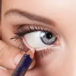 Evita el delineador blanco para hacer más grandes los ojos: el color que debes usar en su lugar