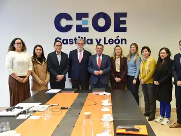 González Gago y Santiago Aparicio con representantes de países de la América Hispana González Gago y Santiago Aparicio con representantes de países de la América Hispana