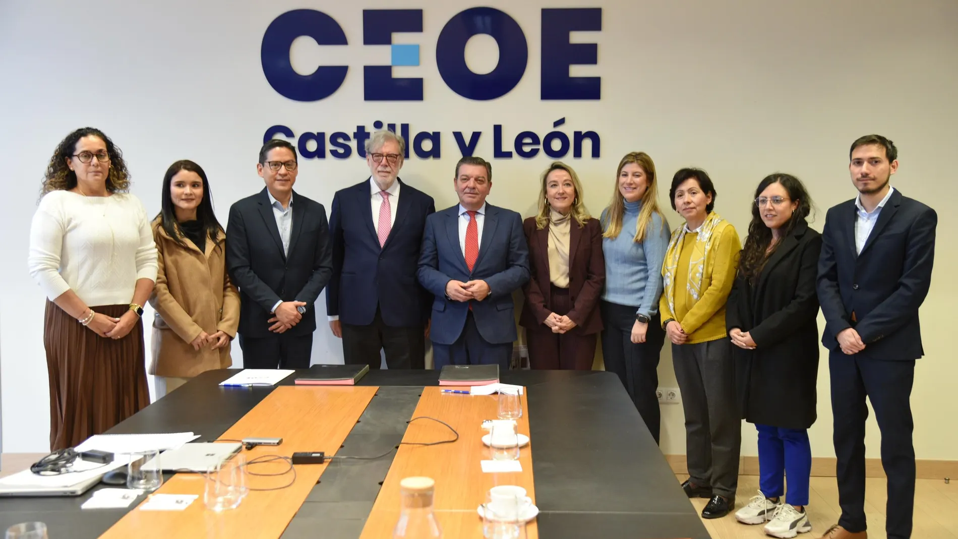 González Gago y Santiago Aparicio con representantes de países de la América Hispana