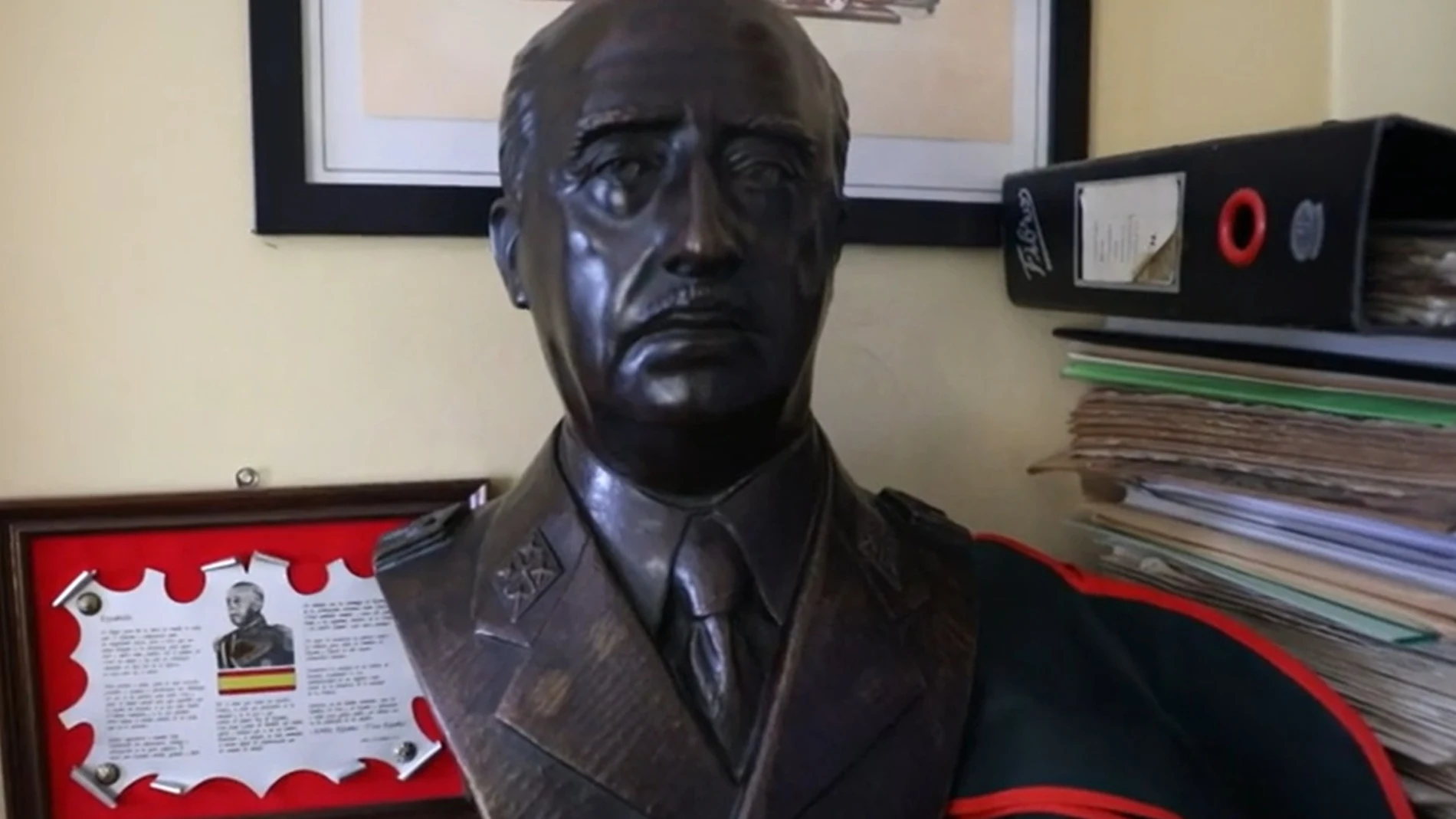 Un busto junto a documentación, en la sede de la Fundación Franco