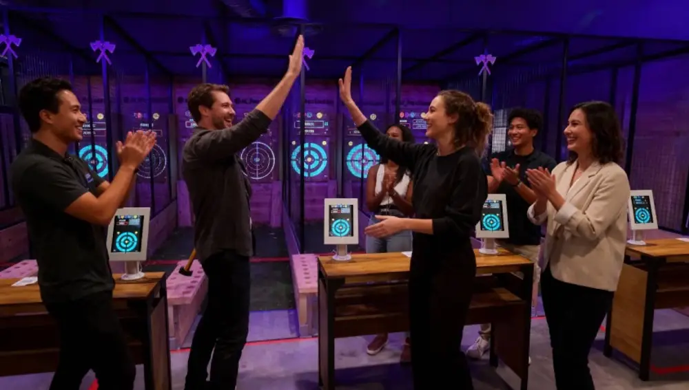 La catarsis del hacha: por qué lanzar objetos a una diana une más que una charla motivacional