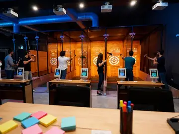 Adiós a los post-its, hola al hachazo: la revolución del team building ha llegado a Las Rozas y es más liberadora de lo que imaginas Adiós a los post-its, hola al hachazo: la revolución del team building ha llegado a Las Rozas y es más liberadora de lo que imaginas