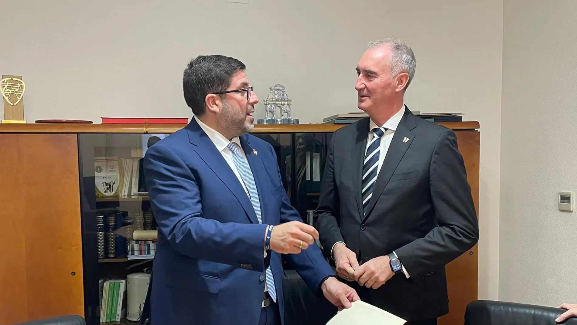 Los alcaldes de Segovia, Jesús Mazarías; y de Ávila, Jesús Manuel Sánchez Cabrera, presentan el concierto