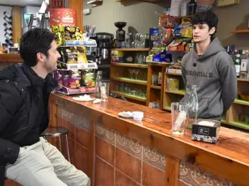 El diputado de Reto Demográfico, Javier Cebrián, ha visitado a Mario Pérez que ha abierto un bar en Valdemoro-Sierra El diputado de Reto Demográfico, Javier Cebrián, ha visitado a Mario Pérez que ha abierto un bar en Valdemoro-Sierra