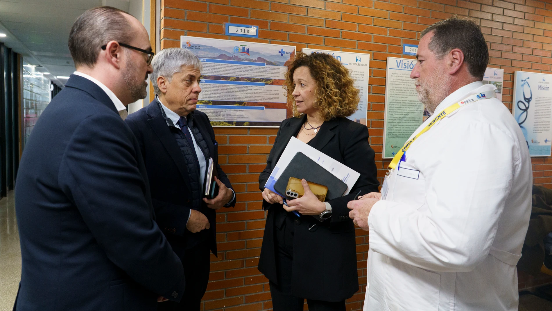 Violeta Martínez junto a Juan Ortiz de Saracho y Marco Morala en Ponferrada