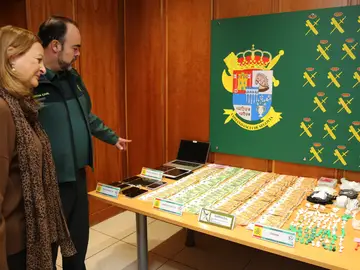 La subdelegada del Gobierno, Marian Rueda, y el teniente coronel de la Guardia Civil, Benito Donate, informan sobre una operación de la benemérita. La subdelegada del Gobierno, Marian Rueda, y el teniente coronel de la Guardia Civil, Benito Donate, informan sobre una operación de la benemérita.