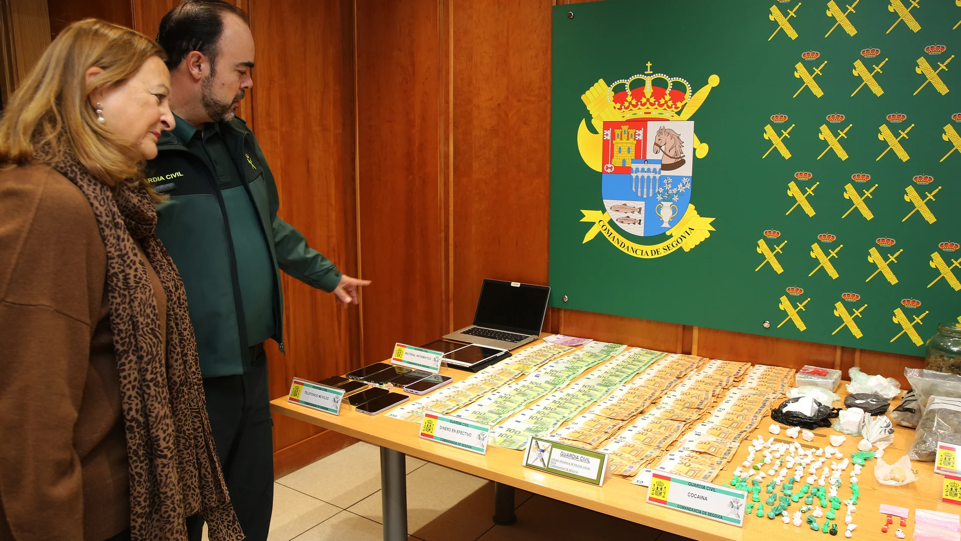 La subdelegada del Gobierno, Marian Rueda, y el teniente coronel de la Guardia Civil, Benito Donate, informan sobre una operación de la benemérita.