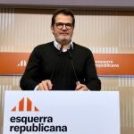 El vicesecretario de Comunicaci&oacute;n y portavoz de ERC, Isaac Albert, en una rueda de prensa desde la sede del partido