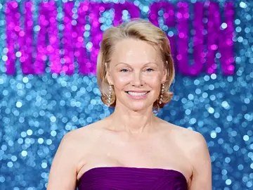 Pamela Anderson con corte de pelo favorecedor en mujeres +50. Pamela Anderson con corte de pelo favorecedor en mujeres +50.