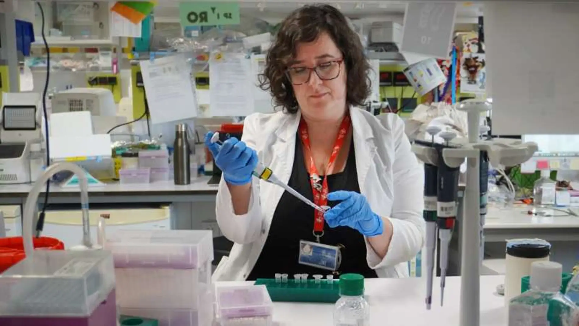 La investigadora Eva Mejía-Ramírez, del Idibell