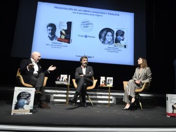 Jesús Vigorra, Juan del Val y Ángela Banzas, en la Fundación Cajasol en Sevilla