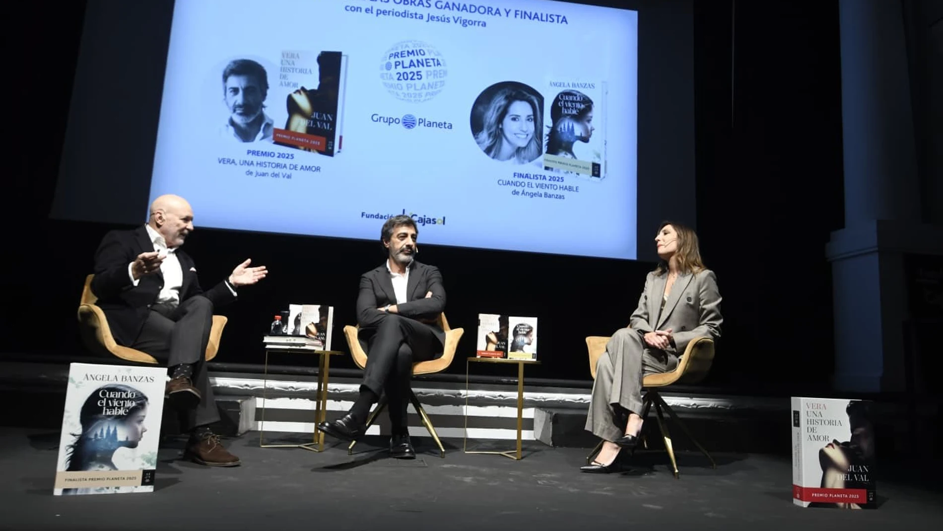 Jesús Vigorra, Juan del Val y Ángela Banzas, en la Fundación Cajasol en Sevilla