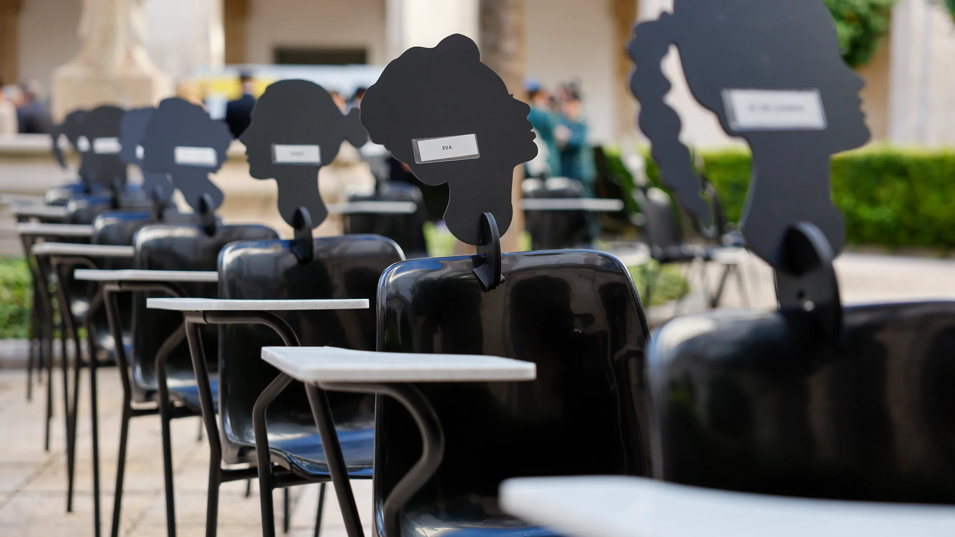 FOTODELDÍA VALENCIA, 24/11/2025.- Detalle de unas sillas vacias durante el acto institucional "Ninguna silla vacía", celebrado este lunes en la Delegación del Gobierno con motivo del Día Internacional para la Eliminación de la Violencia contra las Mujeres. EFE/Ana Escobar