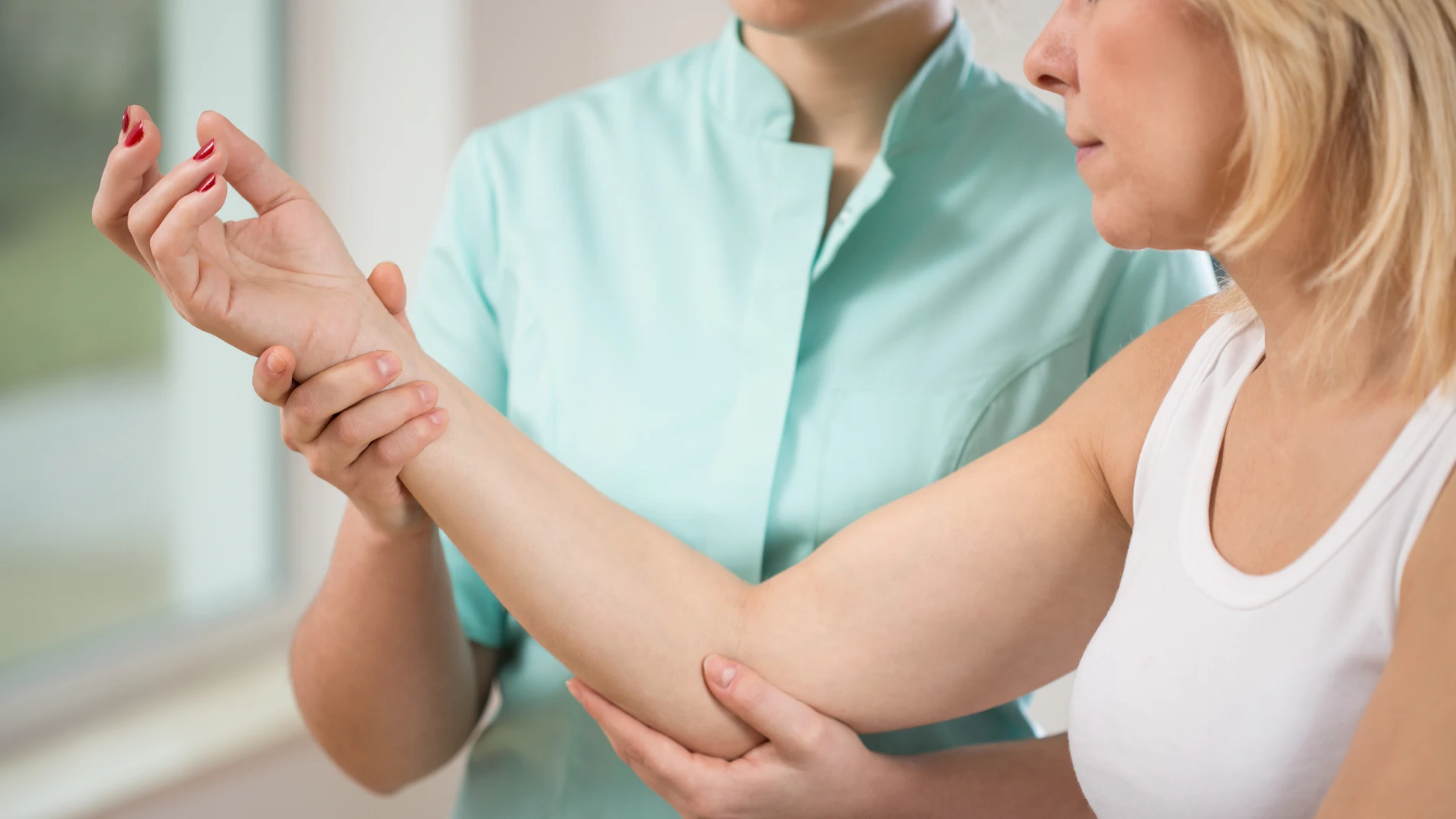 El codo es una de las articulaciones del cuerpo y cuenta con nervios, tendones y otras partes importantes, incluido en su parte opuesta o fosa cubital