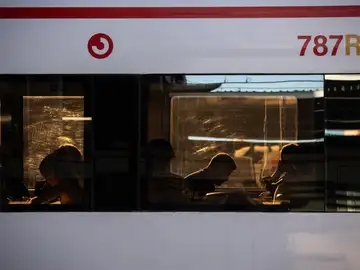 Los viajeros de Cercanías afrontan este lunes el primer día laboral con suspensión de tren entre San Fernando y Azuqueca Los viajeros de Cercanías afrontan este lunes el primer día laboral con suspensión de tren entre San Fernando y Azuqueca