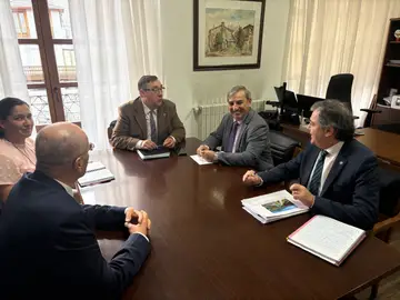 Encuentro entre el consejero de Movilidad y Transformación Digital, José Luis Sanz Merino, y el alcalde de Villafranca del Bierzo, José Manuel Pereira Encuentro entre el consejero de Movilidad y Transformación Digital, José Luis Sanz Merino, y el alcalde de Villafranca del Bierzo, José Manuel Pereira