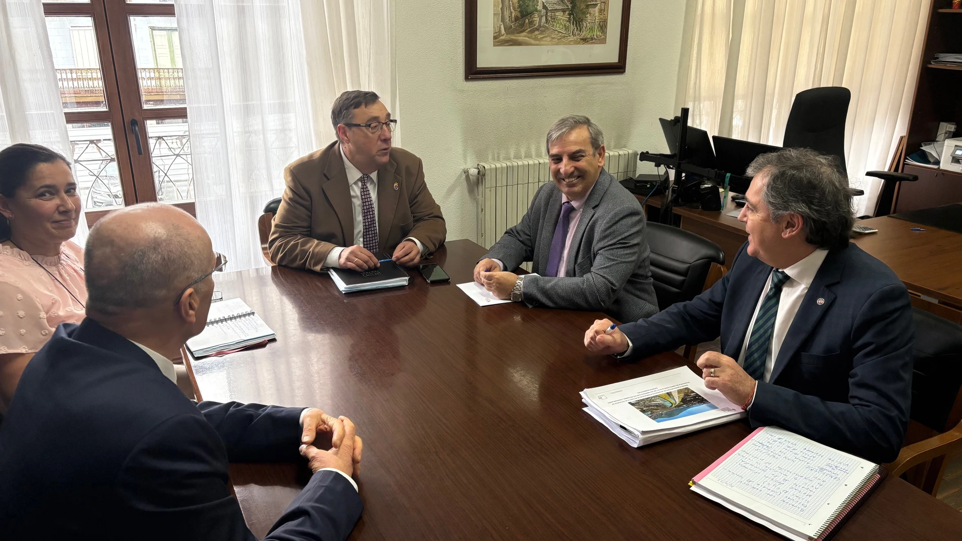 Encuentro entre el consejero de Movilidad y Transformación Digital, José Luis Sanz Merino, y el alcalde de Villafranca del Bierzo, José Manuel Pereira