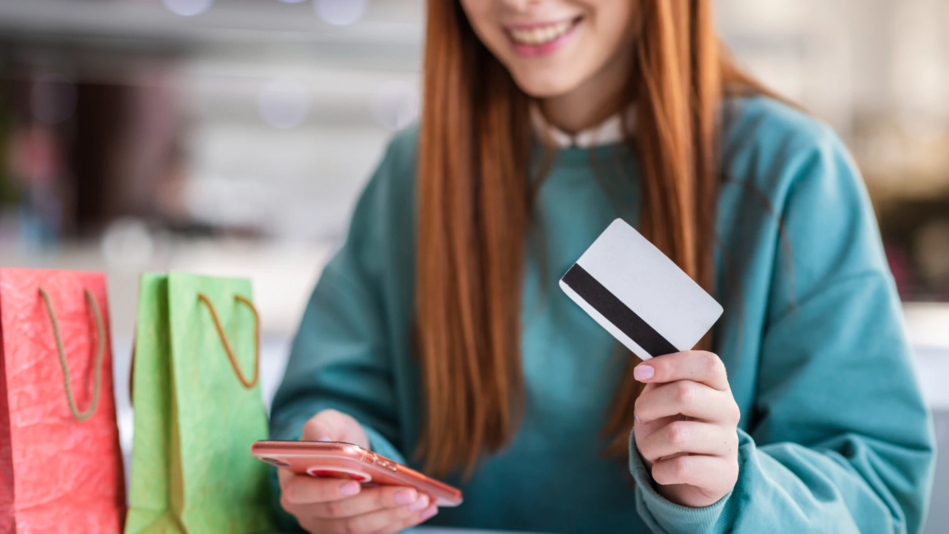 Mujer joven financiando su compra de Black Friday con tarjeta de crédito