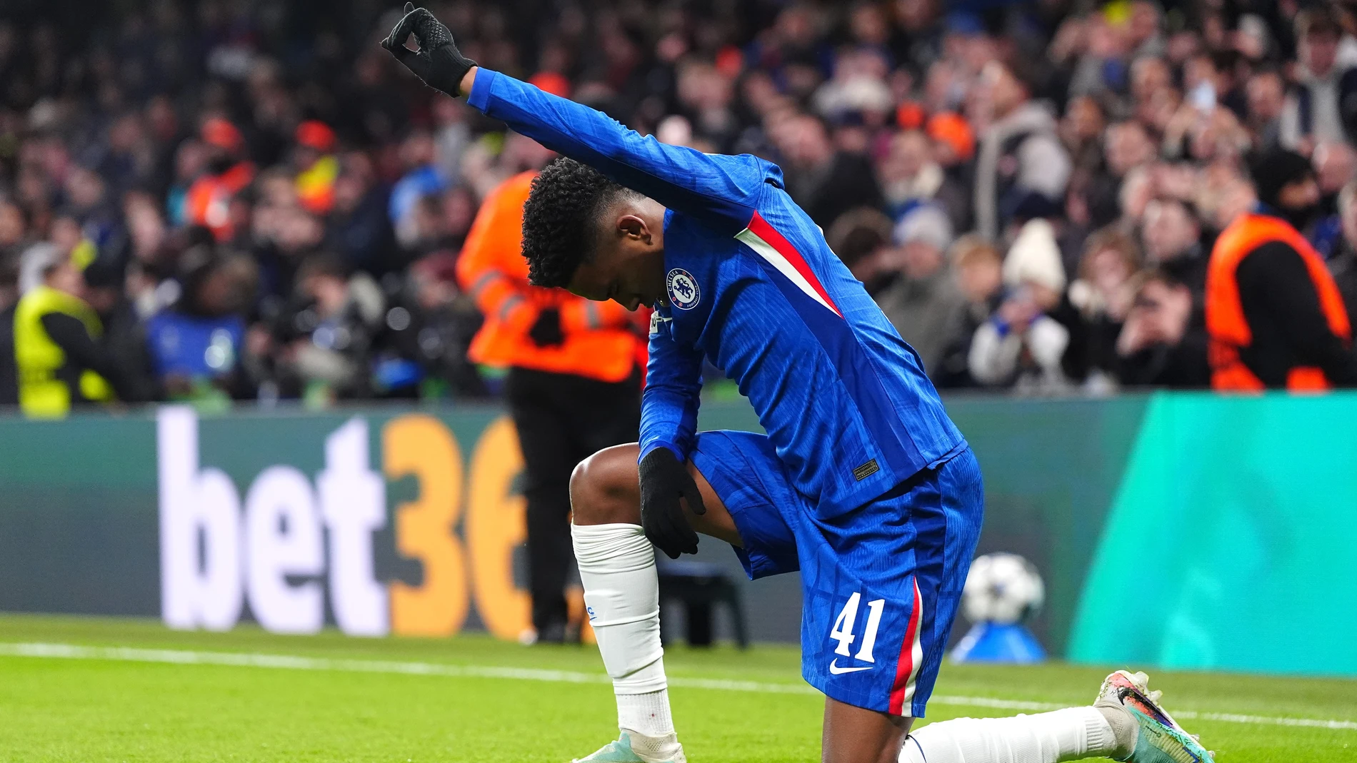 25 November 2025, United Kingdom, London: Chelsea's Estevao celebrates scoring their side's second goal of the game during the UEFA Champions League soccer match between Chelsea and Barcelona at Stamford Bridge. Photo: Bradley Collyer/PA Wire/dpa 25/11/2025 ONLY FOR USE IN SPAIN