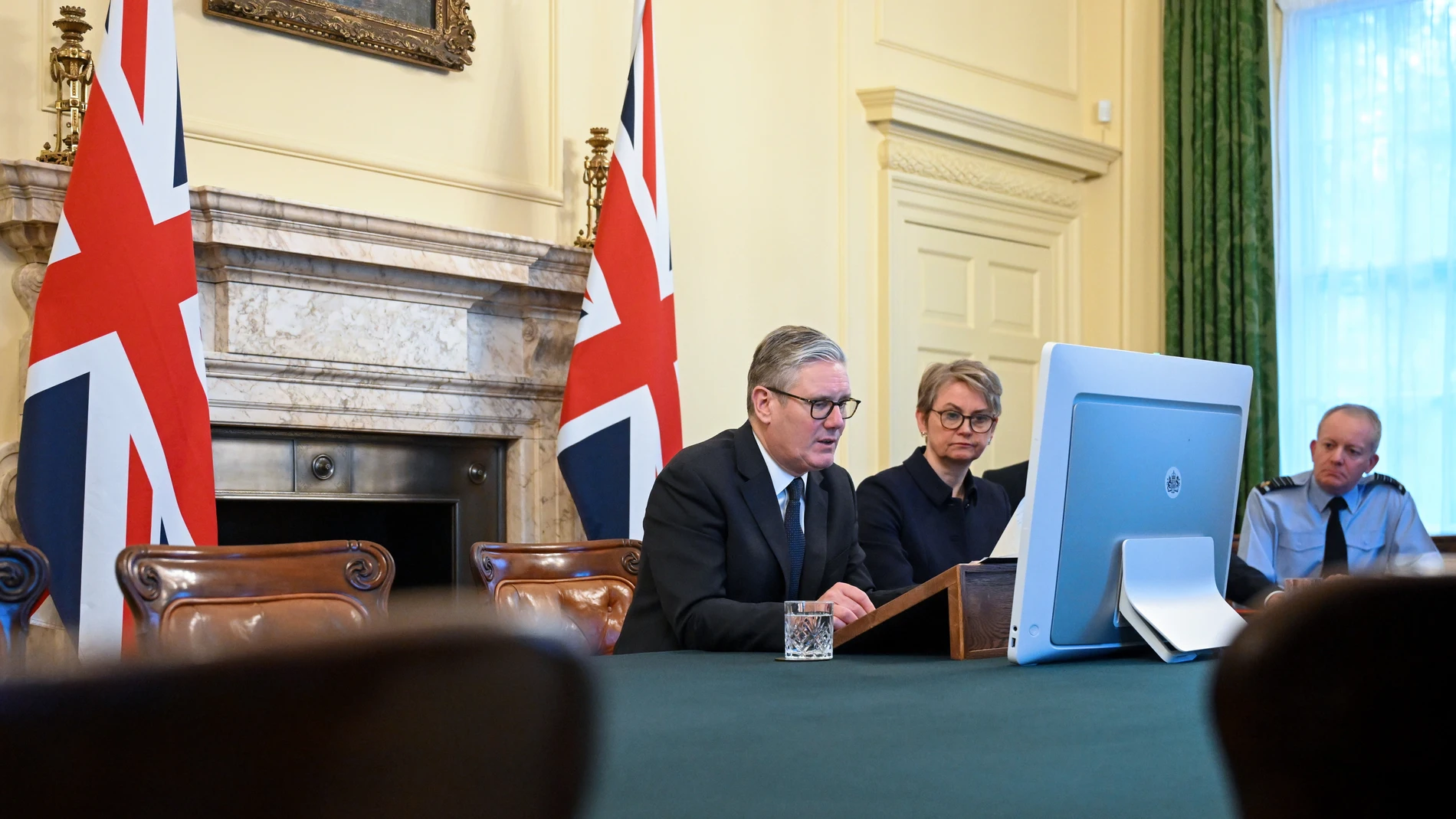 London (United Kingdom), 25/11/2025.- (L-R) British Prime Minister Keir Starmer, British Foreign Secretary Yvette Cooper, and Chief of Defence Staff Rich Knighton take part in a virtual meeting of the Coalition of the Willing, from Downing Street in London, Britain, 25 November 2025. The meeting is a coordination effort among Ukraine's allies, to plan future steps for aiding Ukraine and ensure their principles are part of the peace negotiations. (Ucrania, Reino Unido, Londres) EFE/EPA/JAIMI J...