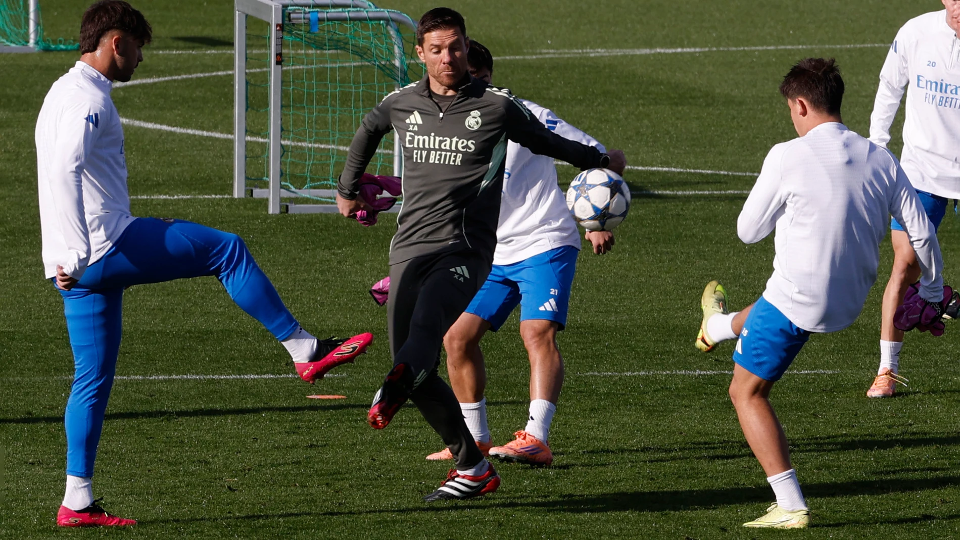 MADRID, 25/11/2025.- El entrenador del Real Madrid, Xabi Alonso (c, arriba), pelotea con Arda Güler (d) durante un entrenamiento del equipo en Valdebebas este martes en la víspera de su partido de Liga de Campeones contra el Olympiacos. EFE/ Chema Moya