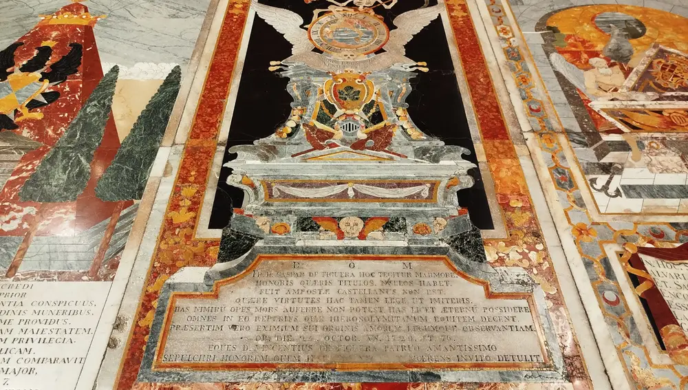 Muchas de estas tumbas de mármol policromado están decoradas con escudos de armas y epitafios