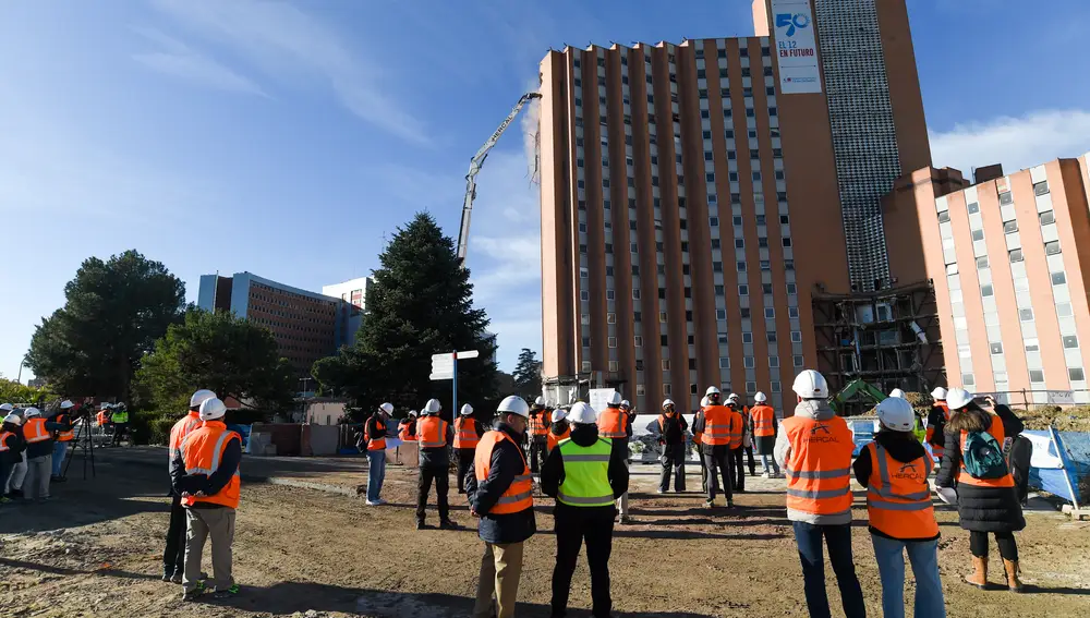 Comienzo de las obras de demolición de la torre de Residencia General del Hospital 12 de Octubre