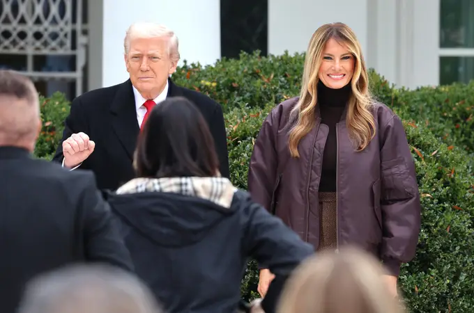 Melania Trump firma uno de sus mejores looks invernales con una bomber de lujo para Acción de Gracias Melania Trump firma uno de sus mejores looks invernales con una bomber de lujo para Acción de Gracias
