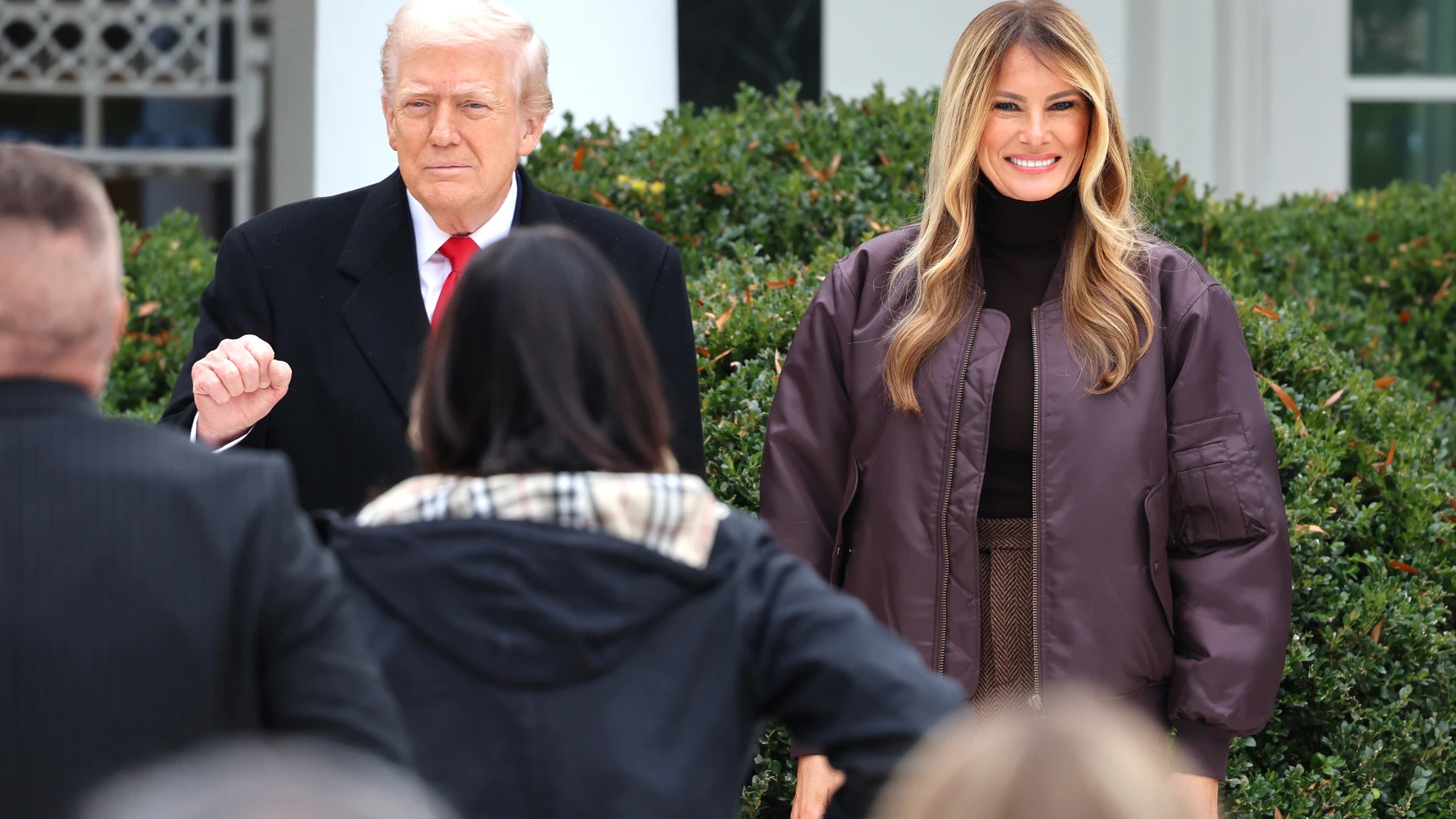 USA6647. WASHINGTON (ESTADOS UNIDOS), 25/11/2025.- El presidente de Estados Unidos, Donald Trump (i), y la primera dama, Melania Trump, saludan a su llegada para indultar los pavos de Acción de Gracias este martes, en el jardín de rosas de la Casa Blanca en Washington (Estados Unidos). Trump cumplió con la tradición de indultar a dos pavos que se salvarán de acabar en la cena de Acción de Gracias y bromeó con que anula los perdones otorgados a pavos por su antecesor, Joe Biden, por haber sido...