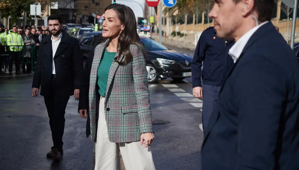 La Reina asiste al homenaje al cineasta Alejandro Amenábar y a la proyección de su película ‘Mar adentro’