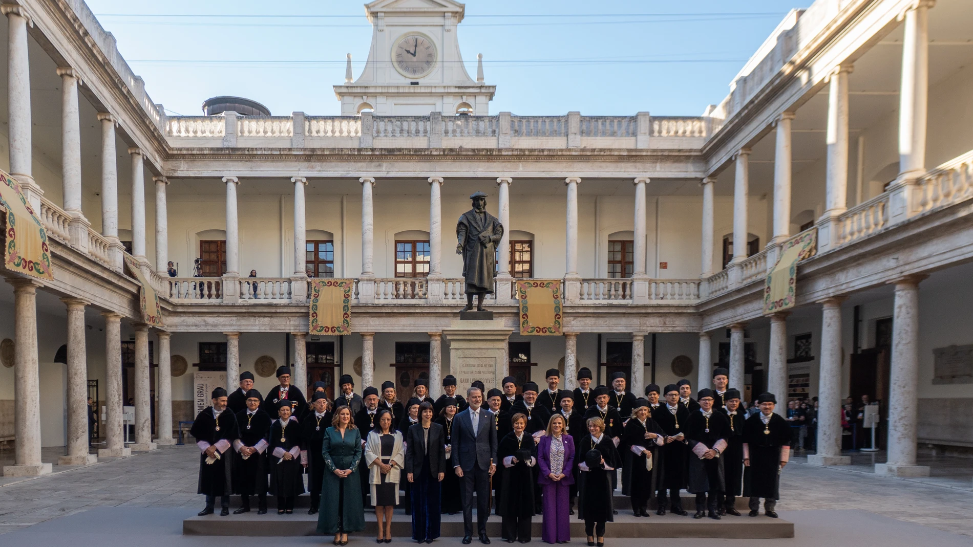 El Rey Felipe VI (c) durante la apertura del curso universitario 2025/2026, en la Universidad de Valencia, a 25 de noviembre de 2025, en Valencia, Comunidad Valenciana (España). La celebración de este acto, coincide con los actos de celebración del 525 aniversario de la Universidad valenciana, que también, acogió la celebración de una ceremonia extraordinaria, coincidiendo con el inicio de curso, hace 25 años, con motivo de la efeméride del medio milenio de vida, 500 años, en un acto que estu...