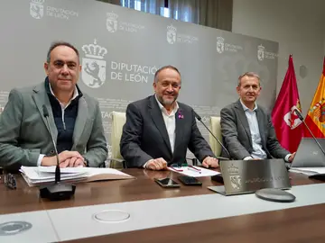 El presidente de la Diputación de León, Gerardo Álvarez Courel, el vicepresidente, Valentín Martínez, y el diputado de Hacienda, Santiago Dorado, presentan los presupuestos del ejercicio 2026 El presidente de la Diputación de León, Gerardo Álvarez Courel, el vicepresidente, Valentín Martínez, y el diputado de Hacienda, Santiago Dorado, presentan los presupuestos del ejercicio 2026