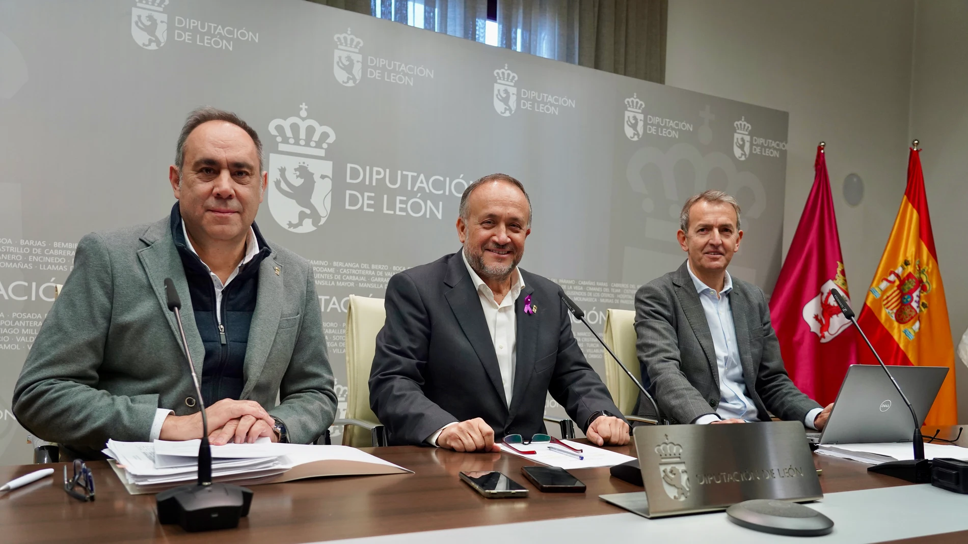 El presidente de la Diputación de León, Gerardo Álvarez Courel, el vicepresidente, Valentín Martínez, y el diputado de Hacienda, Santiago Dorado, presentan los presupuestos del ejercicio 2026