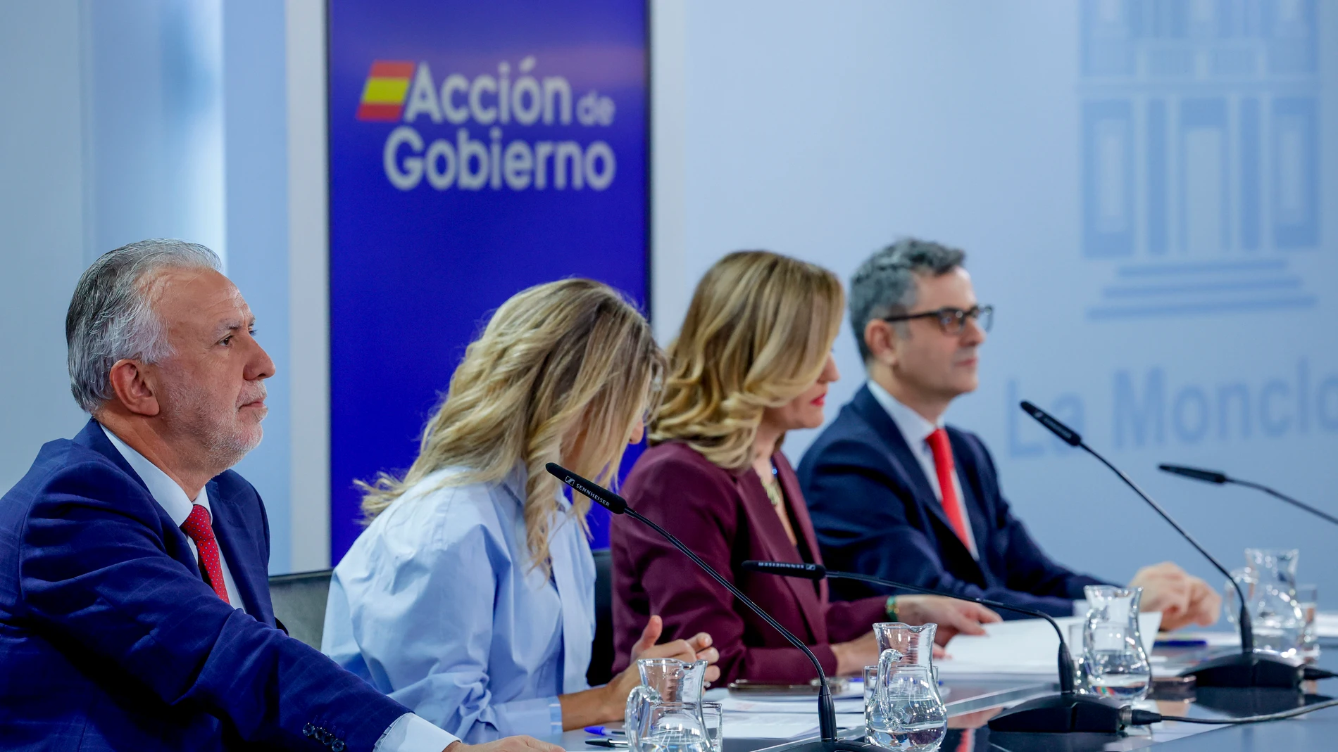 MADRID, 25/11/2025.- Los ministros de (de i a d) Política Territorial y Memoria Democrática , Ángel Víctor Torres; Trabajo, Yolanda Díaz; Educación, Formación Profesional y Deportes y portavoz del Gobierno, Pilar Alegría, y Presidencia, Justicia y Relaciones con las Cortes , Félix Bolaños, durante la rueda de prensa posterior al Consejo de Ministros que se celebra en La Moncloa, este martes. EFE/ Zipi