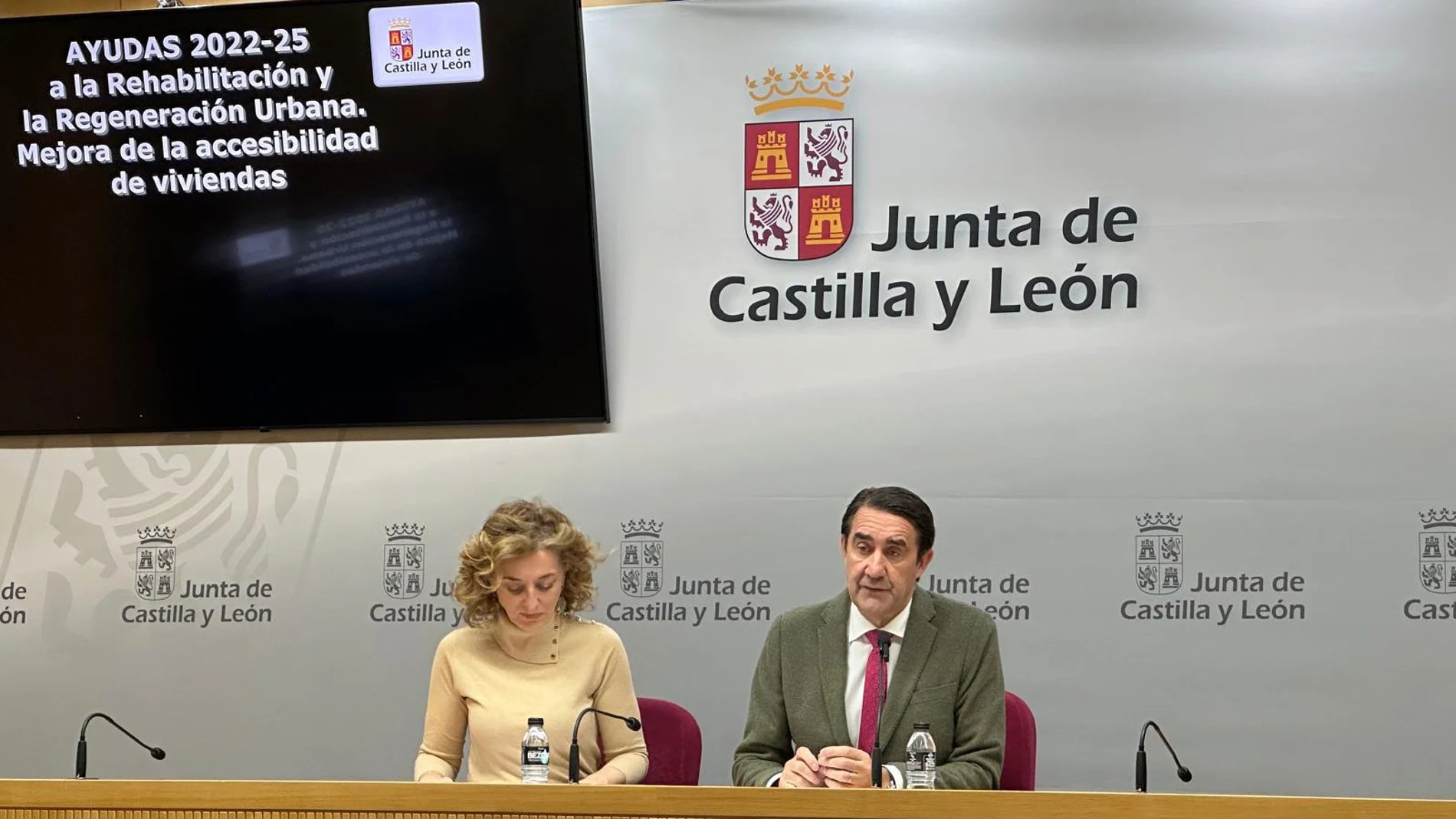 El consejero Juan Carlos Suárez-Quiñones y la directora María Pardo presentan la línea de ayudas