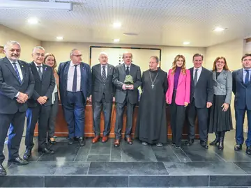 Herrera recibe el Premio Sabina Silense, rodeado de amigos y autoridades Herrera recibe el Premio Sabina Silense, rodeado de amigos y autoridades