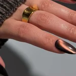 Ni ‘polka dots’ ni ‘blush nails’: esta es la manicura que va a triunfar esta Navidad