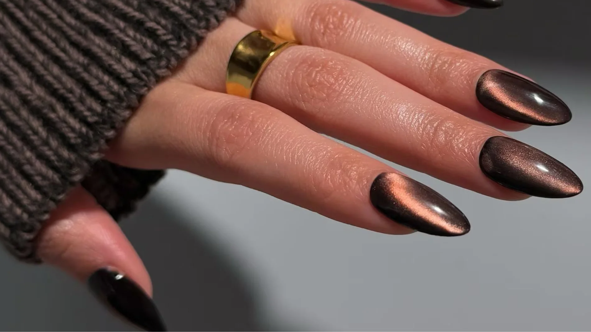 Ni ‘polka dots’ ni ‘blush nails’: esta es la manicura que va a triunfar esta Navidad