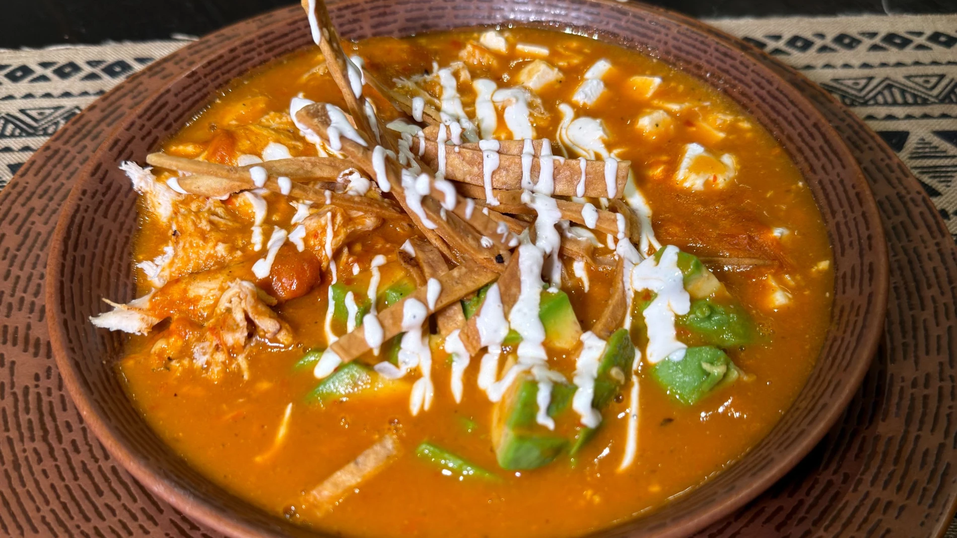 La sopa azteca es un clásico ancestral que combina historia y tradición