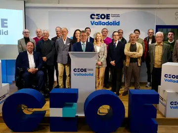 El presidente de la CEOE Valladolid, Carlos Magdaleno, junto a su directiva El presidente de la CEOE Valladolid, Carlos Magdaleno, junto a su directiva