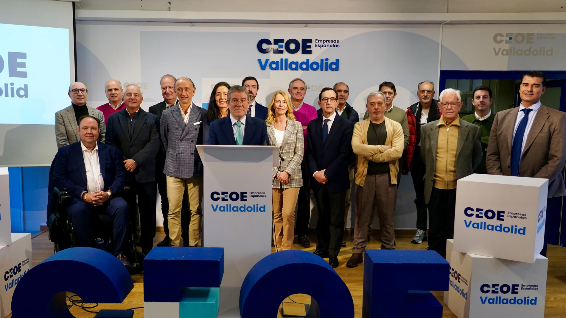 El presidente de la CEOE Valladolid, Carlos Magdaleno, junto a su directiva