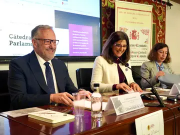 El presidente de las Cortes y de la Fundación de Castilla y León, Carlos Pollán, la vicerrectora de la ULE, Raquel Domínguez, presentan la cátedra El presidente de las Cortes y de la Fundación de Castilla y León, Carlos Pollán, la vicerrectora de la ULE, Raquel Domínguez, presentan la cátedra
