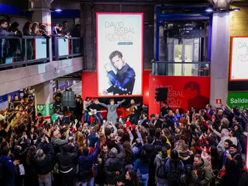 El cantante David Bisbal canta por sorpresa en la estación de metro de Sol MADRID (ESPAÑA), 25/11/2025.- El cantante David Bisbal canta por sorpresa en la estación de metro de Sol este martes en Madrid. EFE/ Daniel Gonzalez