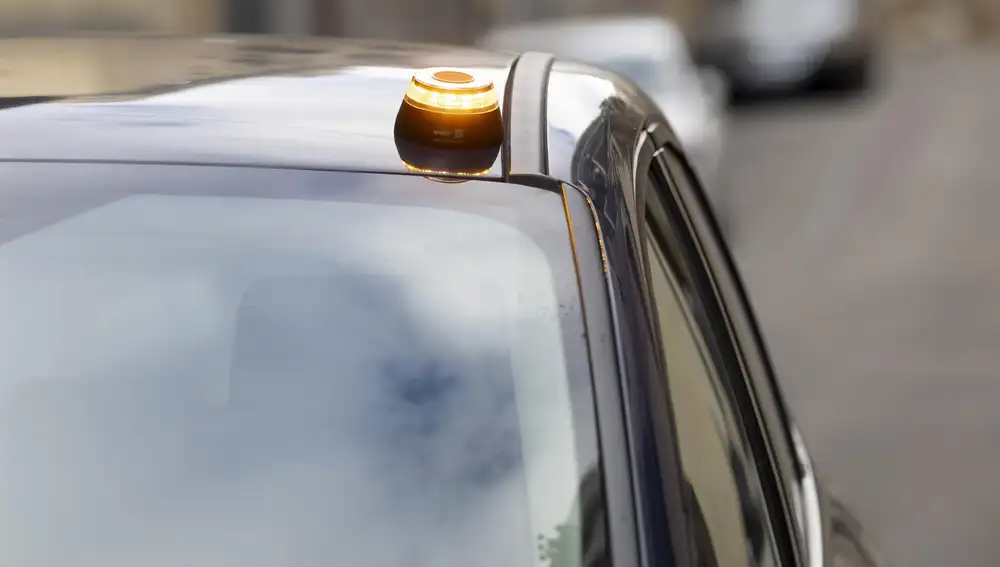 DGT recuerda que es obligatorio tener la baliza V-16 a partir del 1 de enero de 2026 para señalizar averías y accidentes