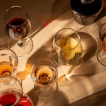 Esto es lo que le pasa a tu cuerpo cuando bebes más de la cuenta de forma puntual, según expertos