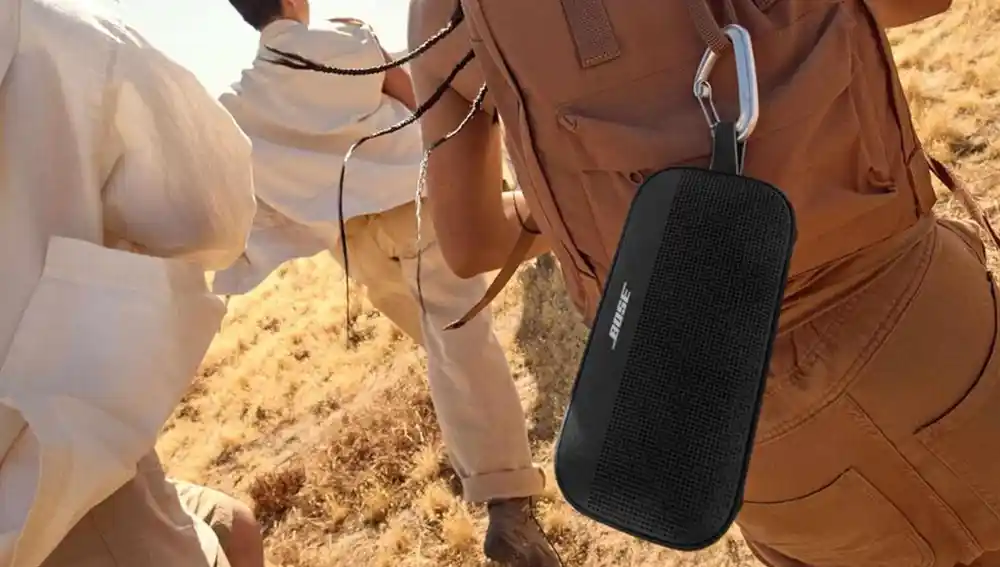 En uno de los laterales de este altavoz hay una hebilla para que enganches un mosquetón