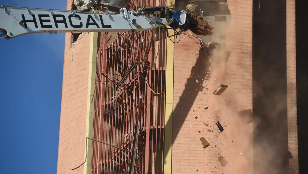 Comienzo de las obras de demolición de la torre de Residencia General del Hospital 12 de Octubre
