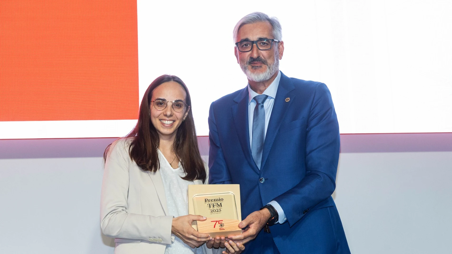 El director de la ETSII de la UPV, Ángel Ortiz, entrega el 1er premio TFM Valencia a Mª Dolores Boluda.